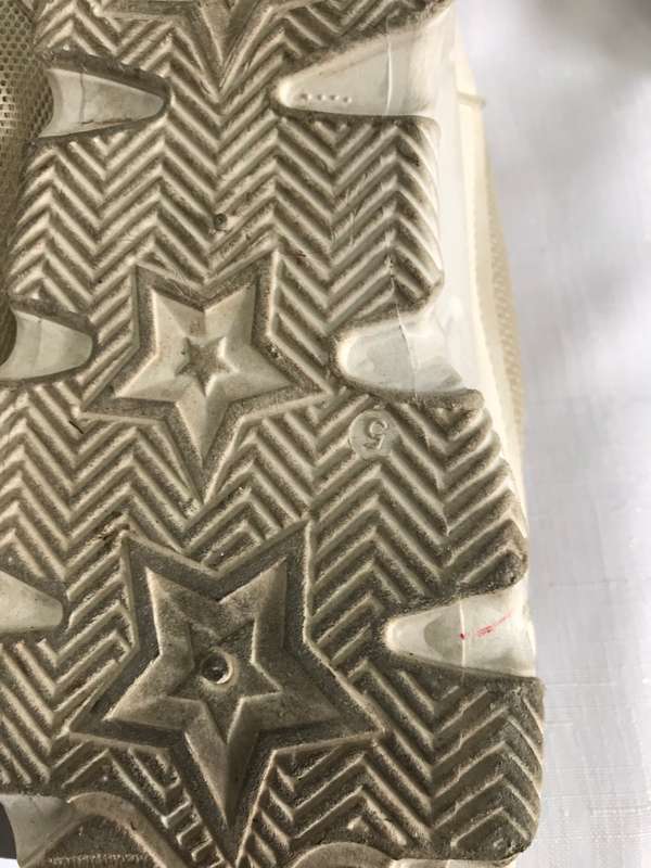 Ladies white size 5 tekkie shoe