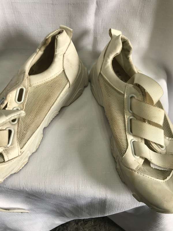 Ladies white size 5 tekkie shoe