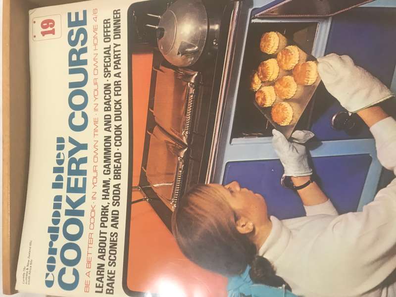 Purnell's Cordon Bleu Cookery Course Magazine Brown leather case Excellent condition nr19-36