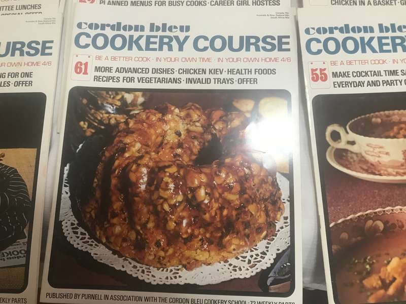 Purnell's Cordon Bleu Cookery Course Magazine nr 55-72 beautiful brown soft leather and wood casing