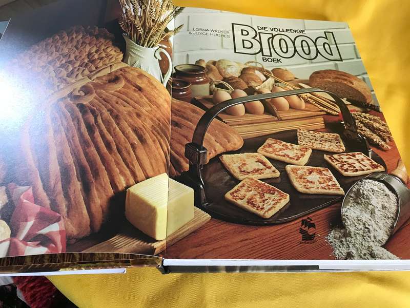 Die Volledige Brood Boek meer as 200 tradisionele resepte van oor die hele wereld hardcover