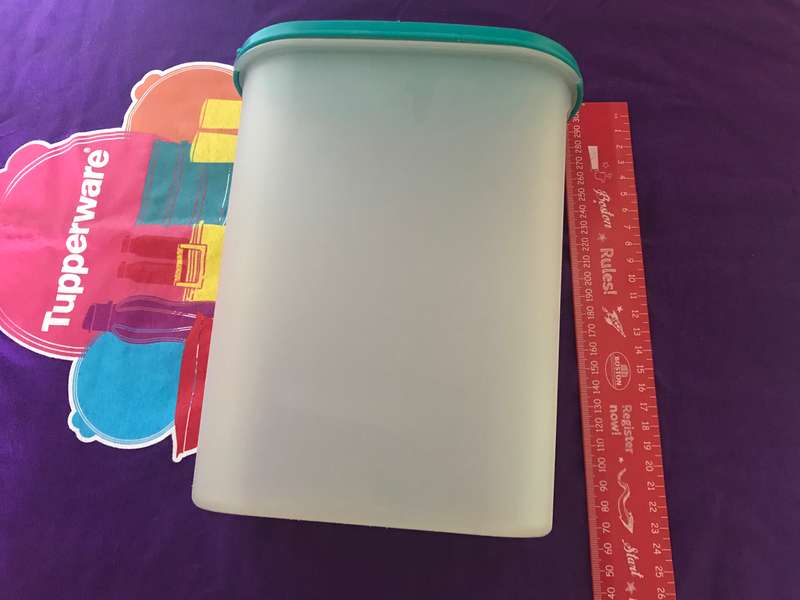 Tupperware lot 4
