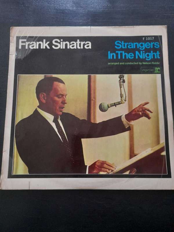FRANK SÌNATRA STRANGERS IN THE NIGHT. LP
