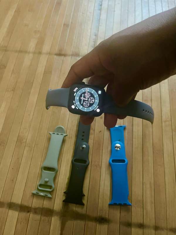 Black 44mm Apple Watch SE in excellent condition with 4 STRAPS for sale
