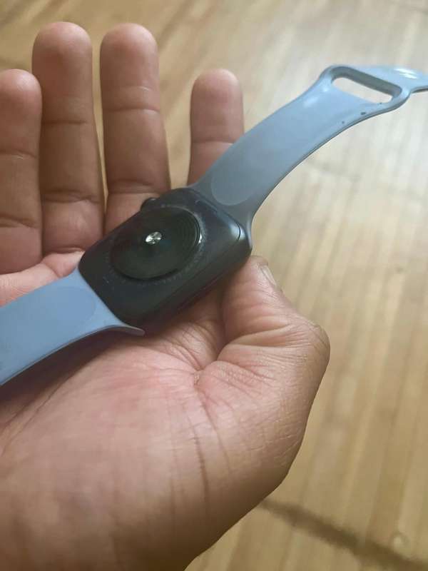 Black 44mm Apple Watch SE in excellent condition with 4 STRAPS for sale