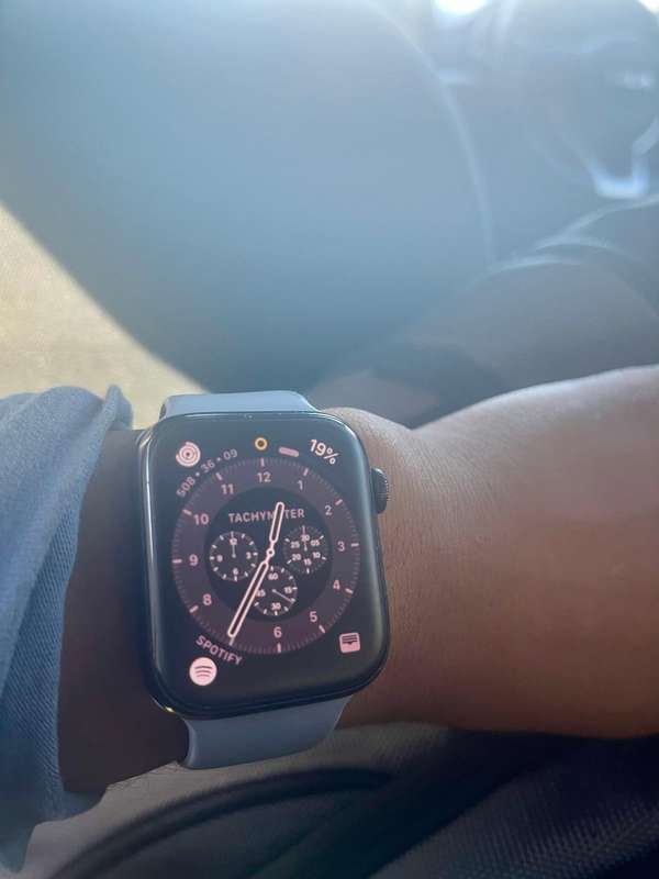 Black 44mm Apple Watch SE in excellent condition with 4 STRAPS for sale