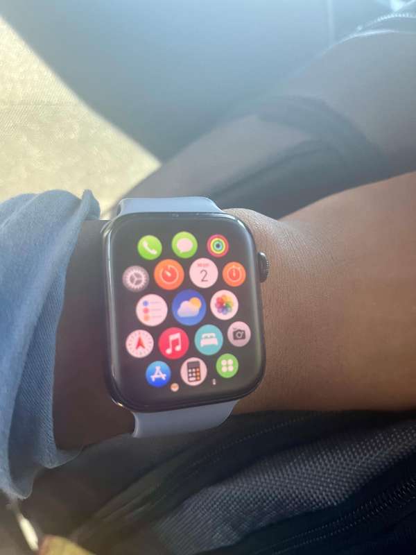 Black 44mm Apple Watch SE in excellent condition with 4 STRAPS for sale