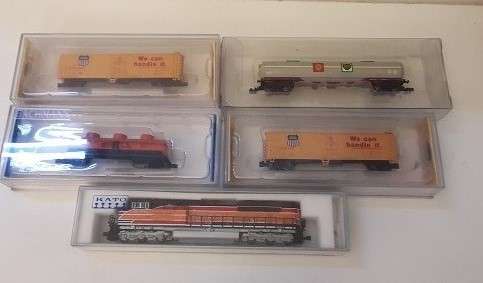 Kato  N Scale SD70ACe Heritage SP 1996   Model Train Locomotive  and four N Scale Bachmann Train set