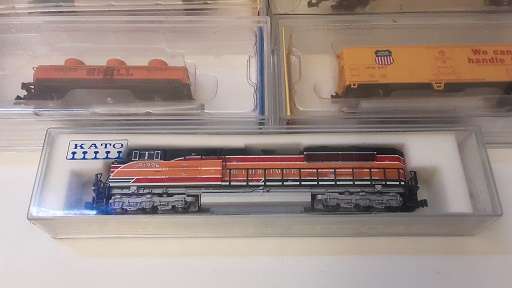 Kato  N Scale SD70ACe Heritage SP 1996   Model Train Locomotive  and four N Scale Bachmann Train set