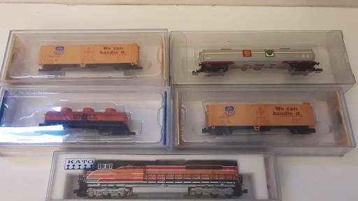 Kato  N Scale SD70ACe Heritage SP 1996   Model Train Locomotive  and four N Scale Bachmann Train set