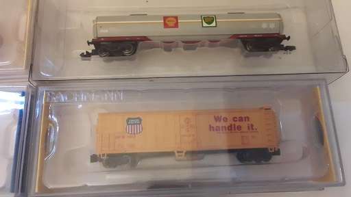 Kato  N Scale SD70ACe Heritage SP 1996   Model Train Locomotive  and four N Scale Bachmann Train set