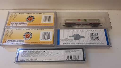 Kato  N Scale SD70ACe Heritage SP 1996   Model Train Locomotive  and four N Scale Bachmann Train set