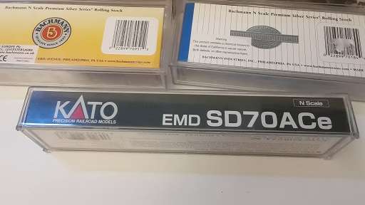 Kato  N Scale SD70ACe Heritage SP 1996   Model Train Locomotive  and four N Scale Bachmann Train set
