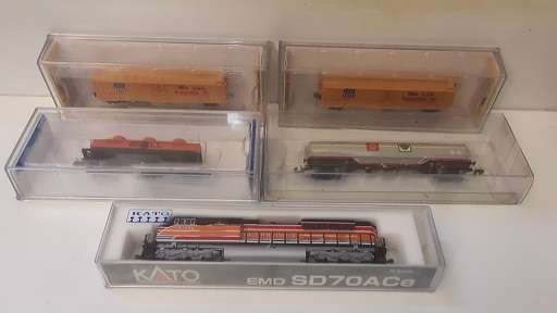 Kato  N Scale SD70ACe Heritage SP 1996   Model Train Locomotive  and four N Scale Bachmann Train set