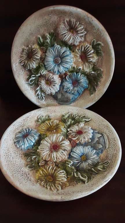 Pair of Wall Display Plates , flower design 19 cm