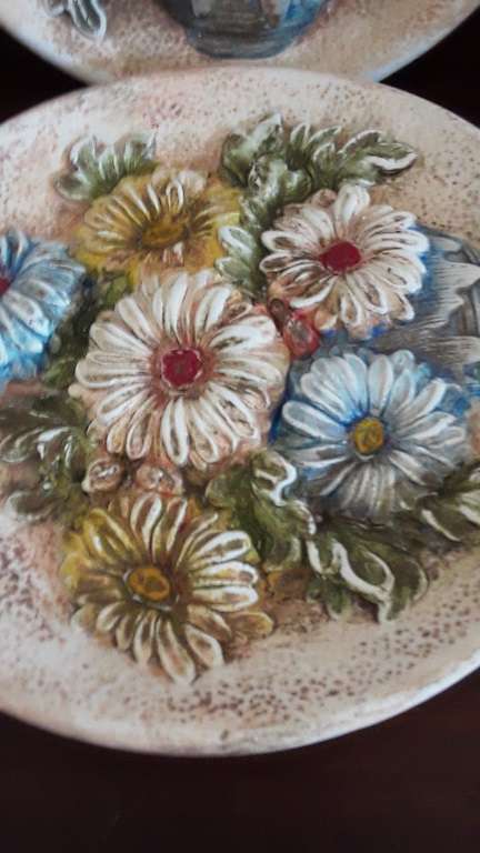 Pair of Wall Display Plates , flower design 19 cm