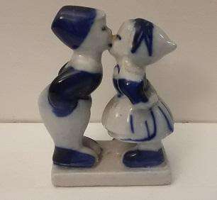 Elweco Delftware Kissing Boy and Girl 8 x 6 cm