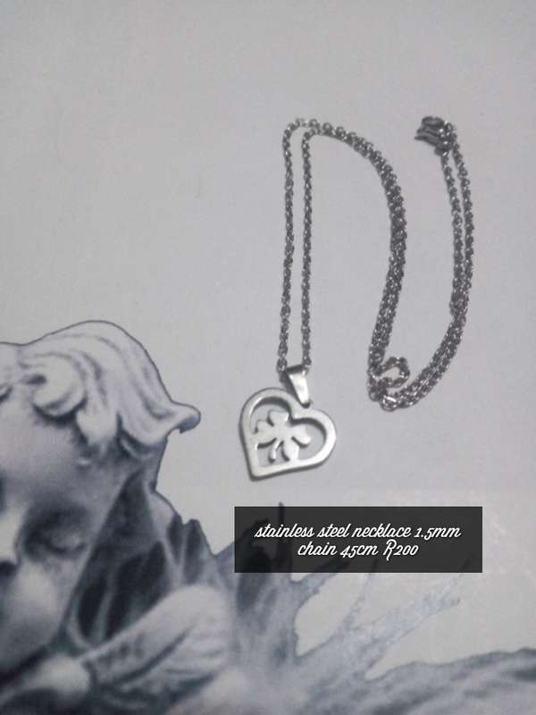 Stainless steel clover necklace..high quality won't fade or tarnish ..high