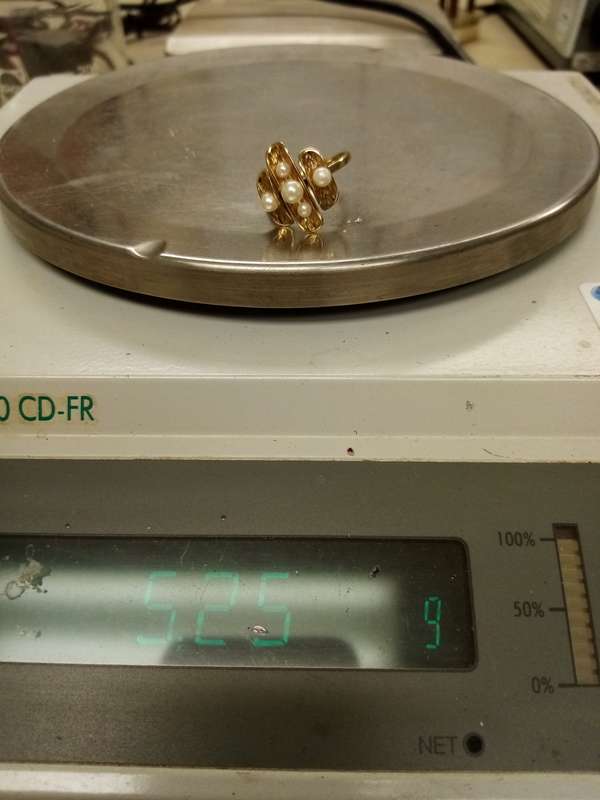 18k gold ring with small pearls 5.25 grams