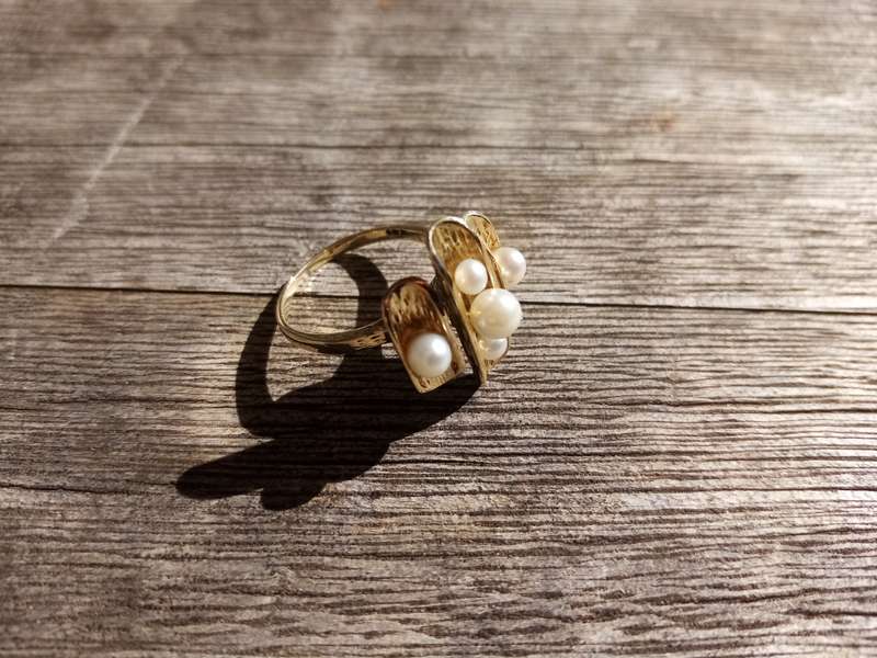18k gold ring with small pearls 5.25 grams