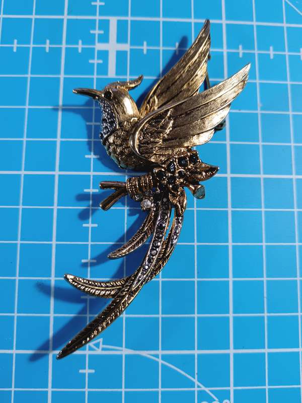 Costume Jewellery - Stunning bird Brooch