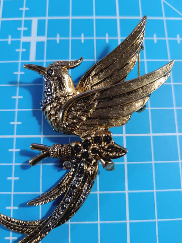 Costume Jewellery - Stunning bird Brooch