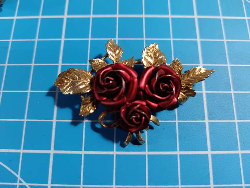 Costume Jewellery - beautiful flower brooch