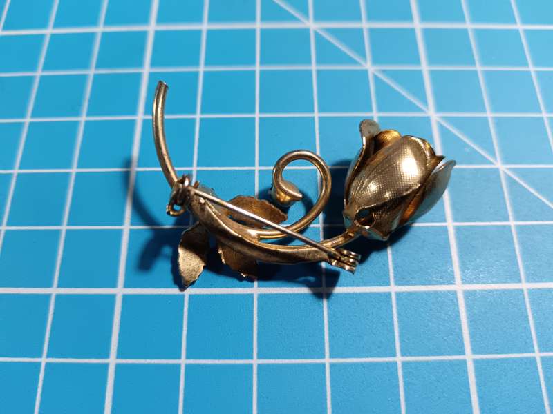 Costume Jewellery - flower Brooch