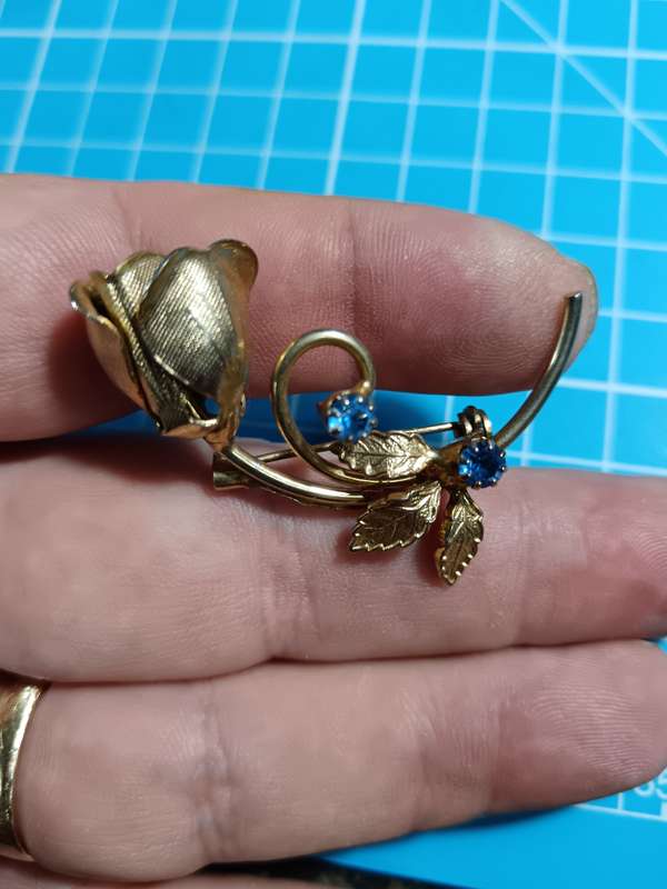 Costume Jewellery - flower Brooch