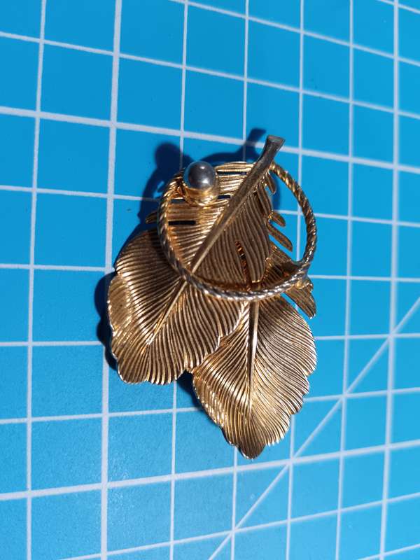 Costume Jewellery - leave Brooch