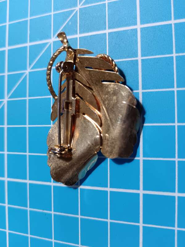 Costume Jewellery - leave Brooch