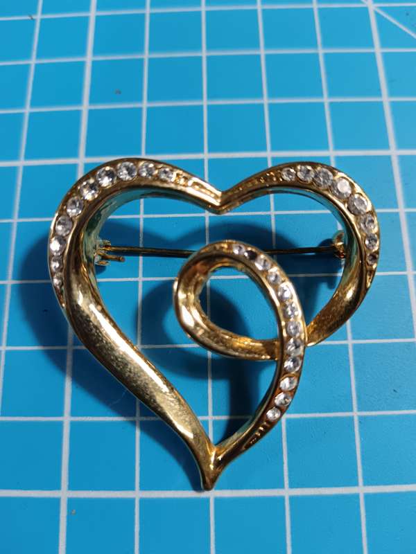 Costume Jewellery - heart brooch