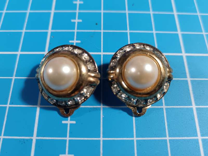 Costume Jewellery - Clip on earrings
