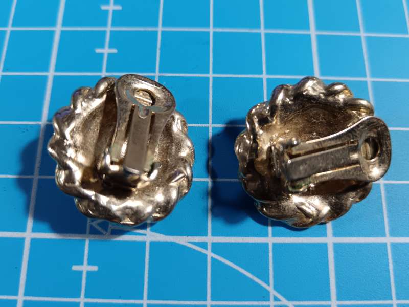 Costume Jewellery - Clip on earrings