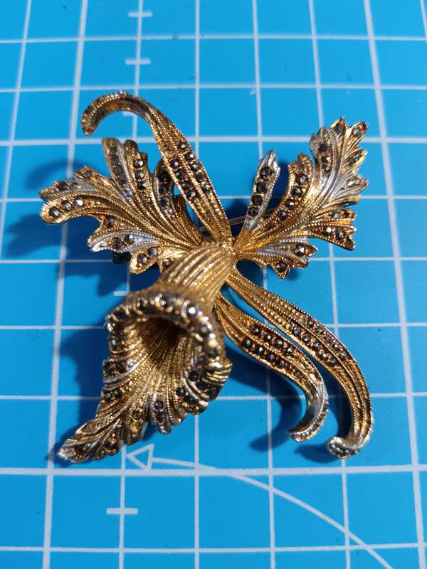 Costume Jewellery - Beautiful flower brooch