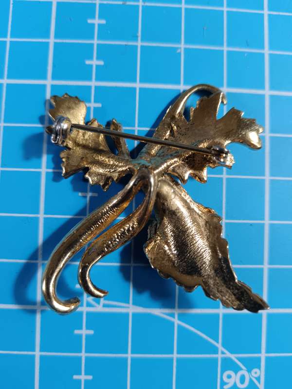Costume Jewellery - Beautiful flower brooch
