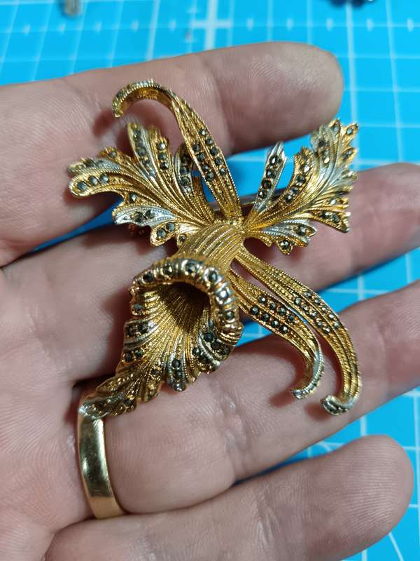Costume Jewellery - Beautiful flower brooch