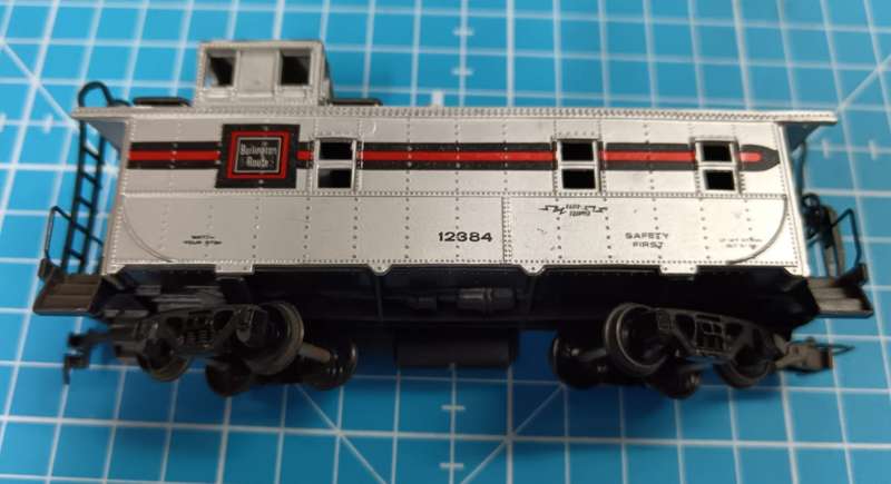 Bachmann HO Scale Burlington 0984 36' Caboose off center Cupola Train Car