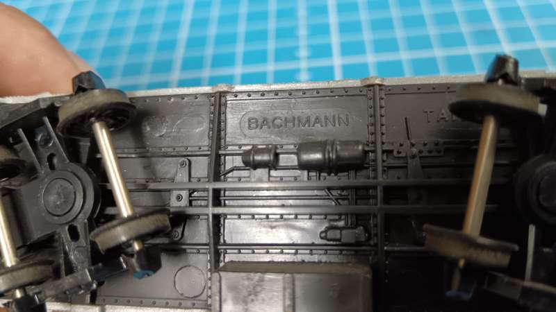 Bachmann HO Scale Burlington 0984 36' Caboose off center Cupola Train Car