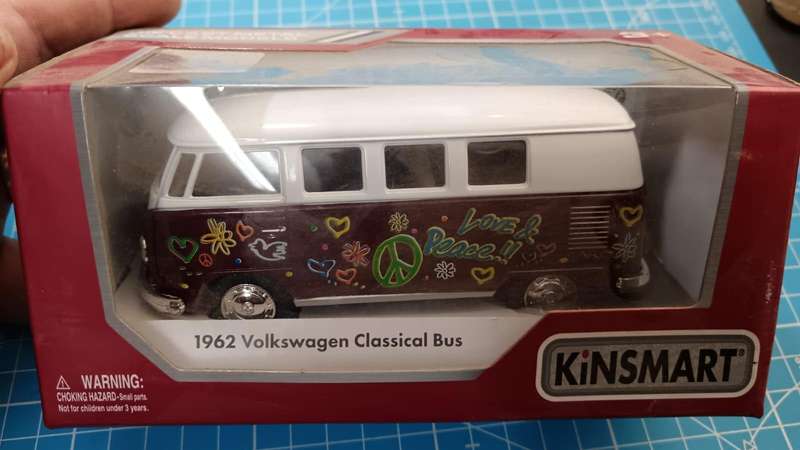 Kinsmart Volkswagen Classic Bus & Hippy Flower Power Decor Green Color 1:32 Scale Die