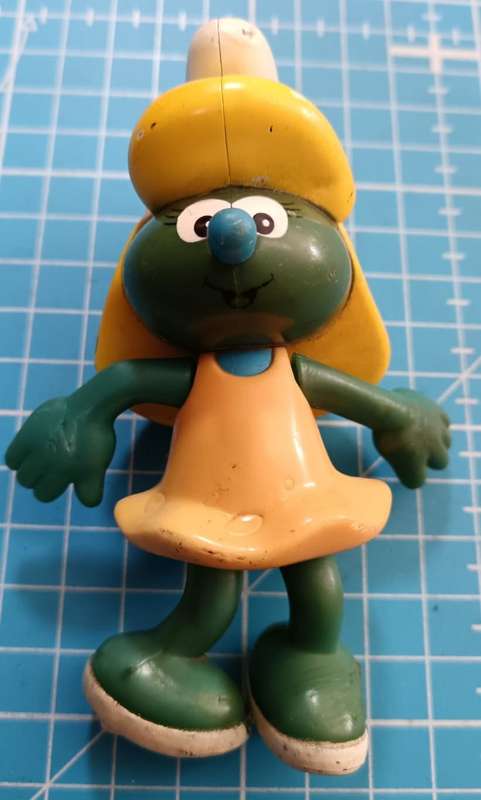 Vintage SMURFS Figurine ( See Condition )