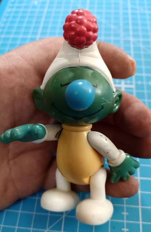 Vintage SMURFS Figurine ( See Condition )