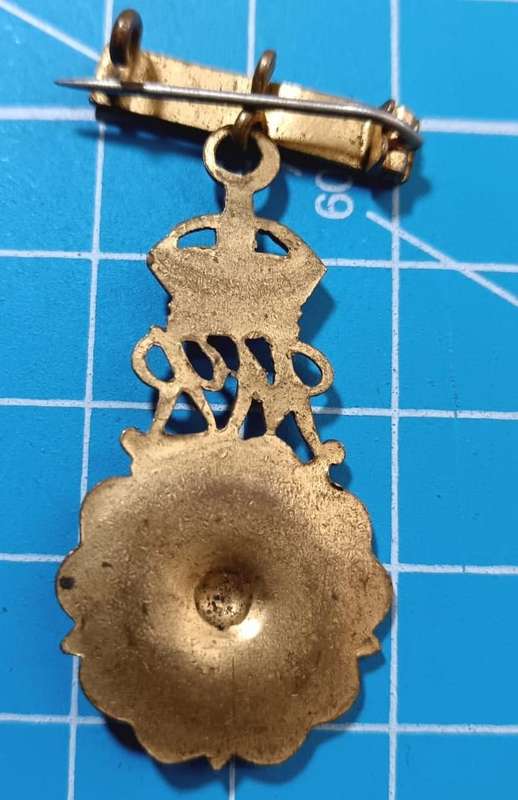WW1 Queen Mary's Needlework Guild (Q.M.N.G.) Workers Enamelled Badge