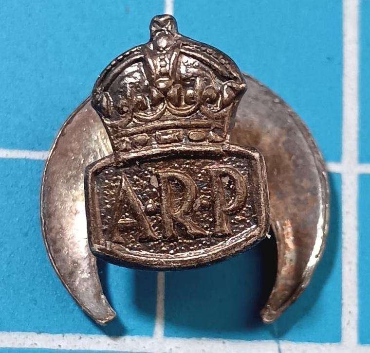 British WW II Air Raid Precaution Lapel Badge Excellent Condition ( Silver )