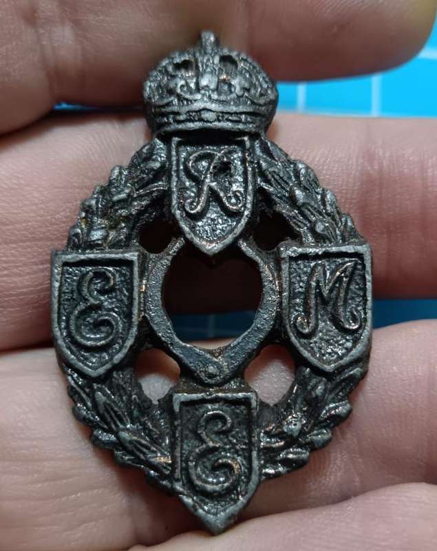 Royal Mechanical And Electrical Engineers REME WW2 Plastic Economy Cap Badge