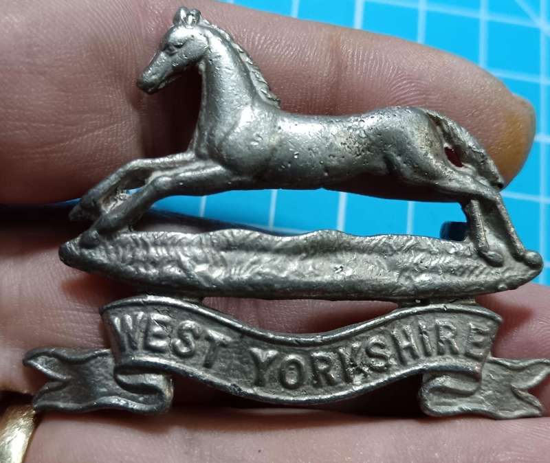 West Yorkshire WWI British Cap Badge ( Cast )