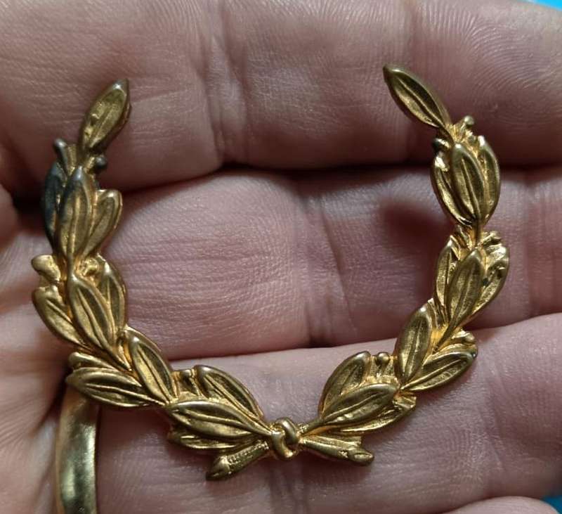 Unknown Wreath Badge