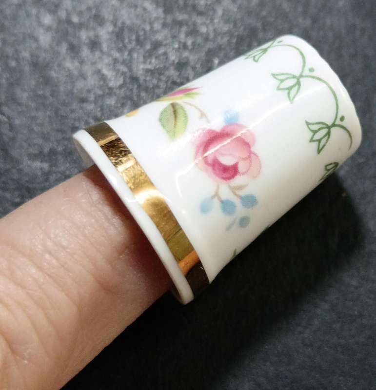 Thimble - Royal Doulton. Beauty