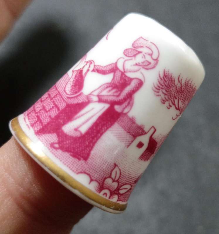 Thimble - spode. Beauty