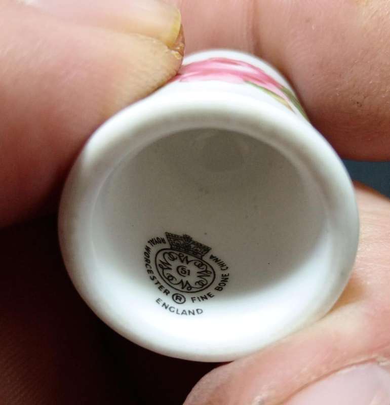 Thimble - Royal Worcester. Beauty